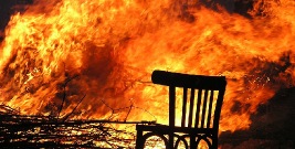 GMINA ZARSZYN: W Posadzie Jaćmierskiej płonie drewniany budynek. Na miejscu siedem zastępów strażaków